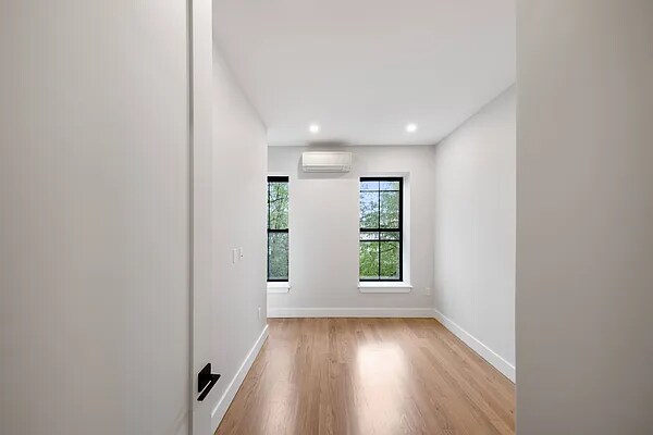 Foto del edificio - 62-15 Catalpa Ave