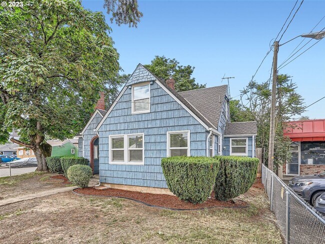 Foto del edificio - Charming bungalow offers a unique opportun...