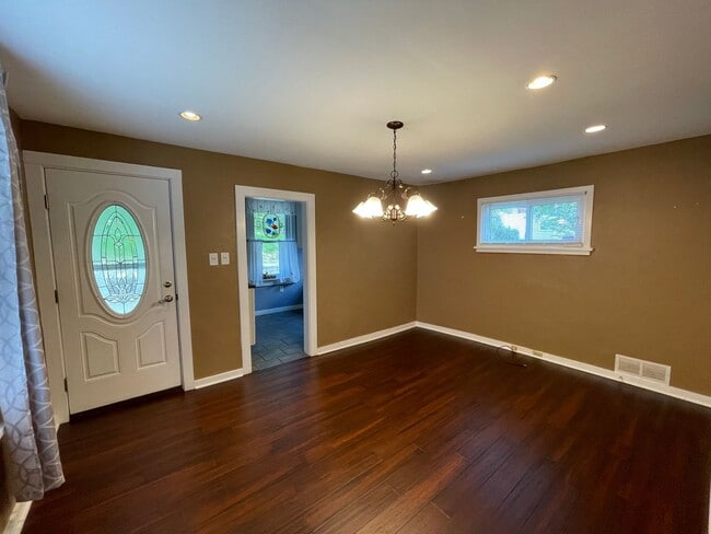 Building Photo - Charming 2BR Home with Large Yard & Porch in Mount Washington