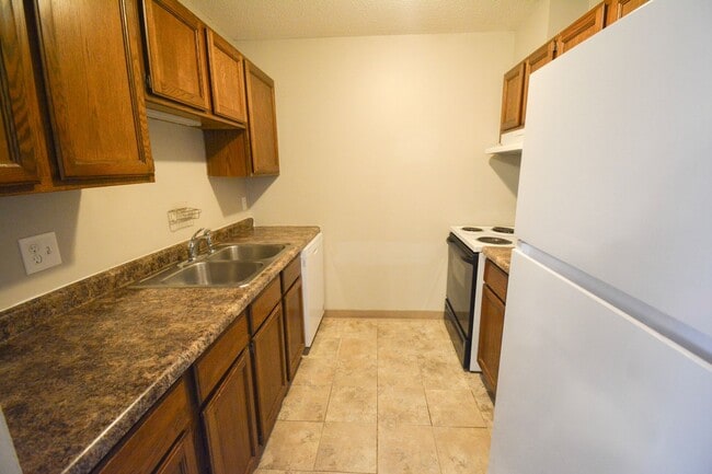 Building Photo - Main floor condo with great patio & many u...