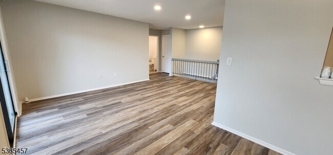 Foto del edificio - 1150 W St Georges Ave