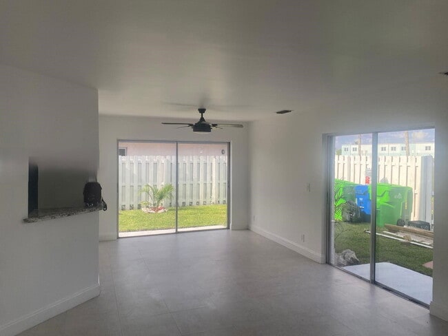 Foto del edificio - Northwest 107th Way, Sunrise, FL 33351 - 3 BR 2 BA single-family home