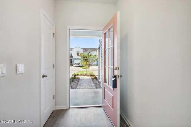 Foto del edificio - 95 Pinebury Ln