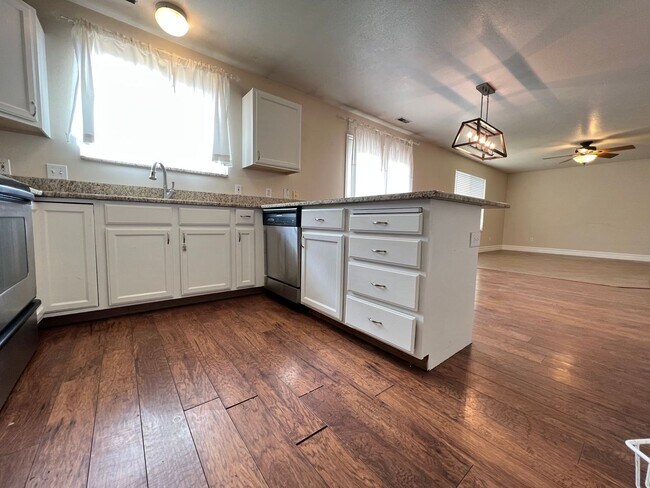 Building Photo - 4 Bedroom/2 Bathroom House In Provo