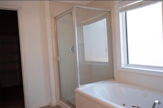 Building Photo - 102 N Queenscliff Cir