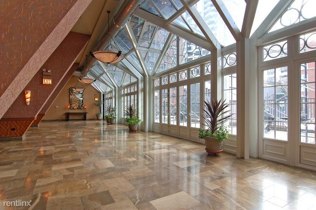 Foto del edificio - 1 br, 1 bath Condo - 111 E Chestnut St # 15