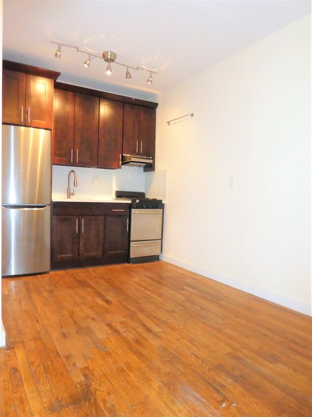 Primary Photo - 1020 Pacific St