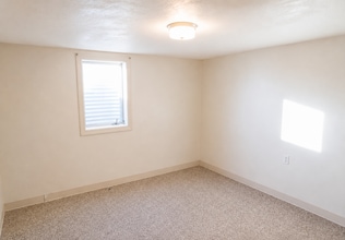 Building Photo - 418 Lola Ln