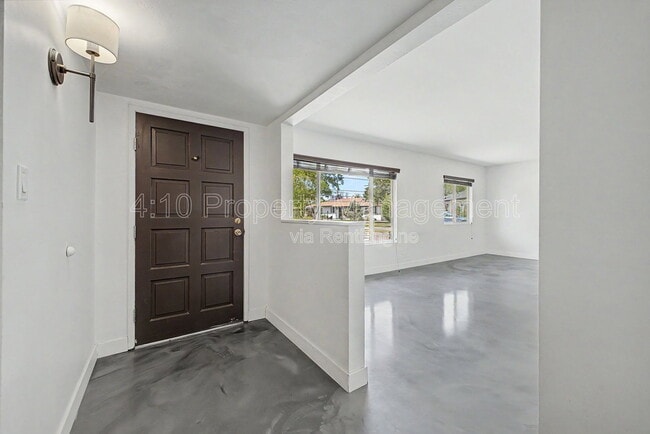 Building Photo - 1611 W Gardenia Dr