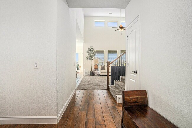 Foto del edificio - Exquisite 5-Bedroom, 3.5-Bath on 0.46 Acre...