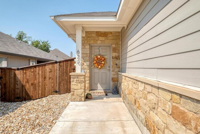 Building Photo - 620 Parkline Dr