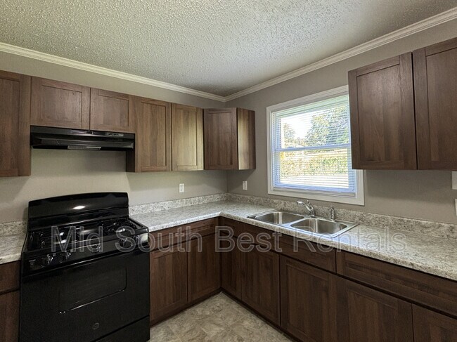 Building Photo - 6 Whitmore Cir