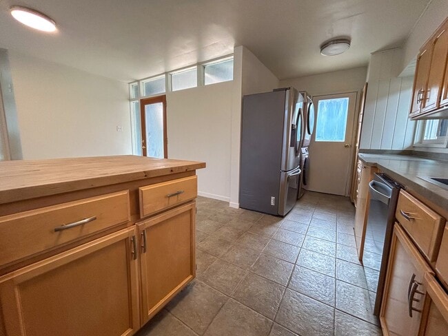 Building Photo - Spacious, Refreshed 2 Bed 1 Bathroom House In Redding!