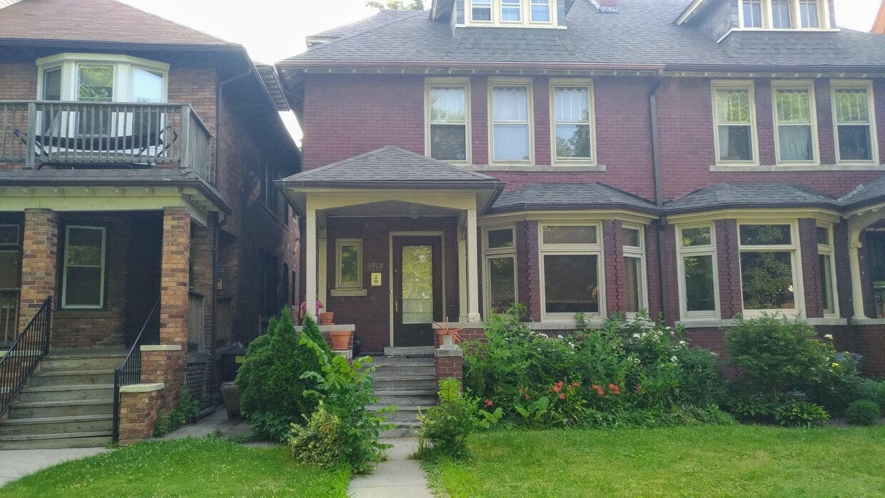 front - 3918 Commonwealth St