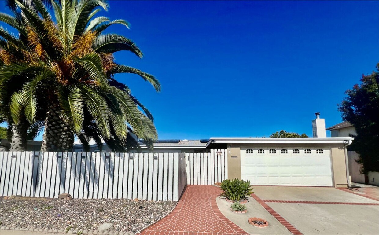 Foto principal - Welcome to this charming 3 bedroom, 2 bath...