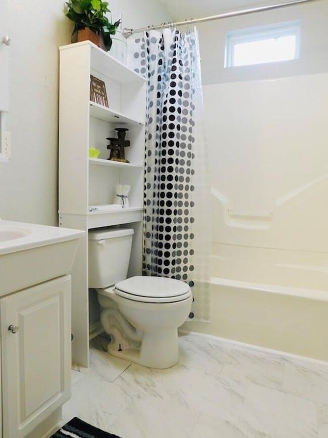 Building Photo - 2/1 - Pet Friendly Near TSU