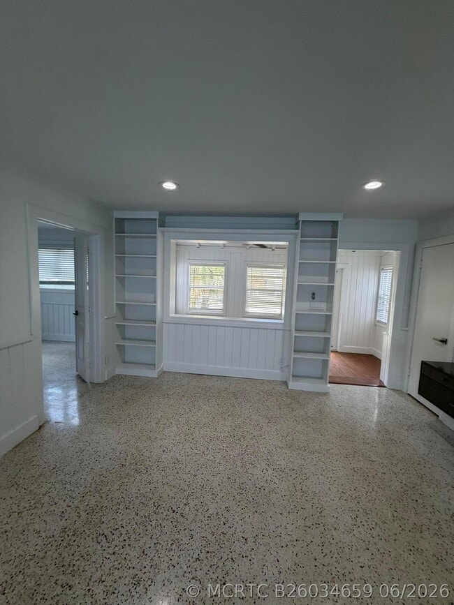 Building Photo - 204 S Seacrest Cir