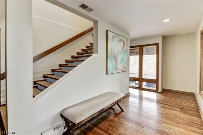 Foto del edificio - 20 Sleepy Hollow Rd