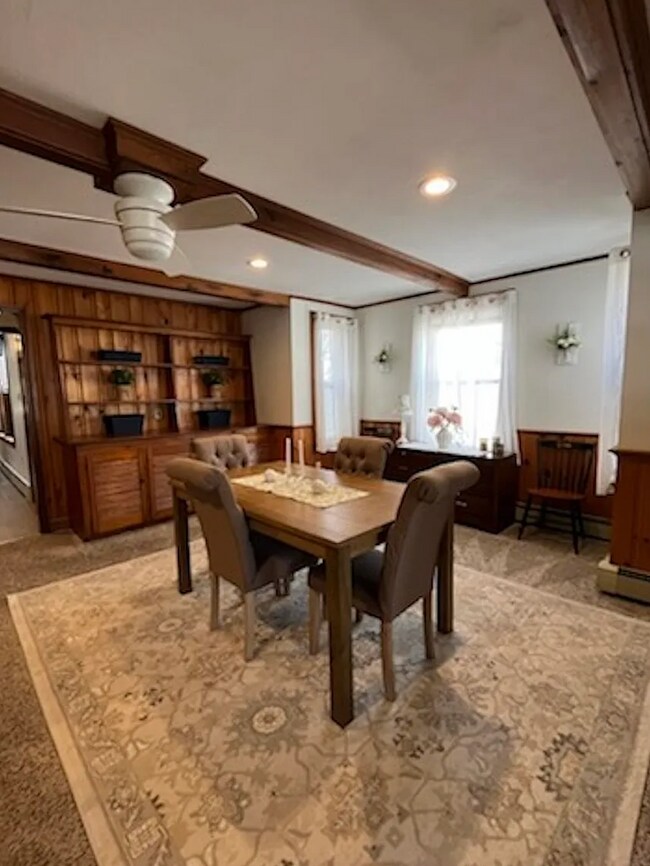 Comedor con estanterías y espacio de almacenamiento integrados. - 68 Main St