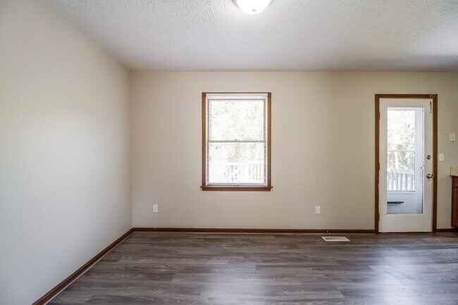 Foto del edificio - Stunning 3-Bedroom in Burlington