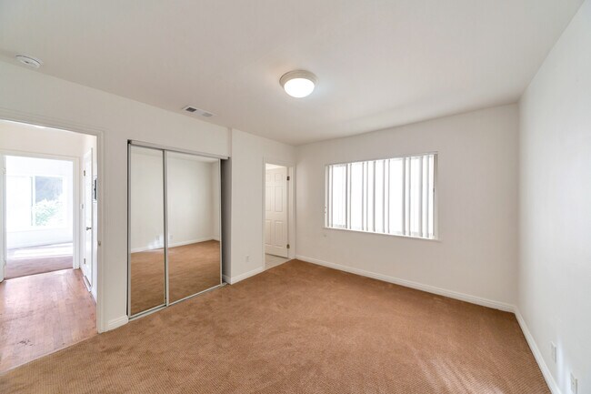 Building Photo - 1322 N Orange Dr