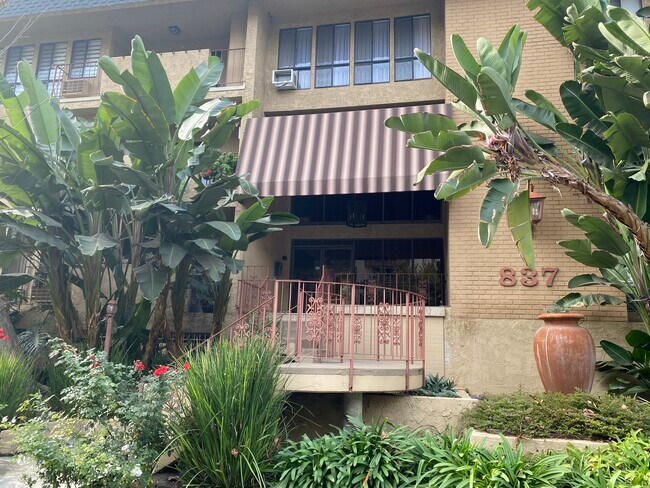Building Photo - 837 N West Knoll Dr