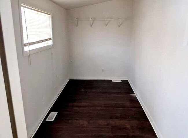 Building Photo - Available TODAY – Charming Single-Family H...