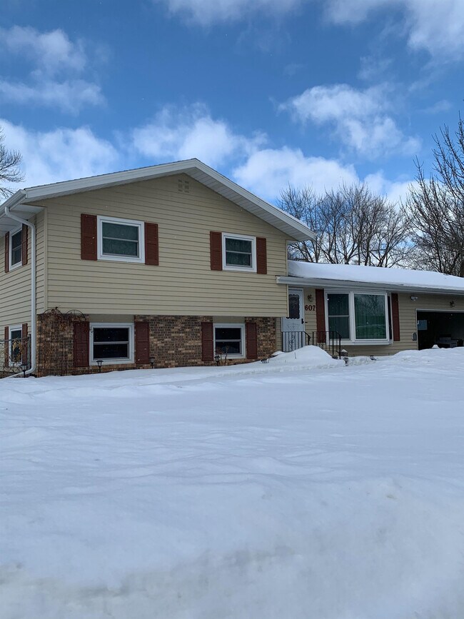 Building Photo - 607 Reichel Cir NE