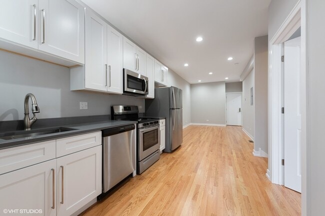 Building Photo - 2737 W Evergreen Ave