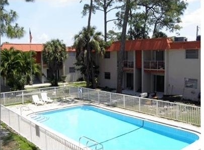 Piscina - Golf Meadow Apartments