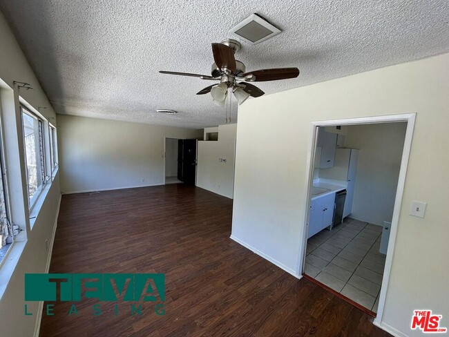 Building Photo - 205 S Elm Dr