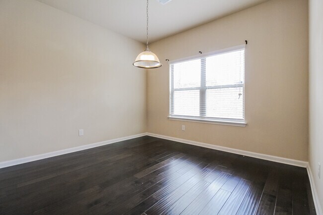 Foto del edificio - $500 OFF!!!Beautiful 5 Bedroom located in ...