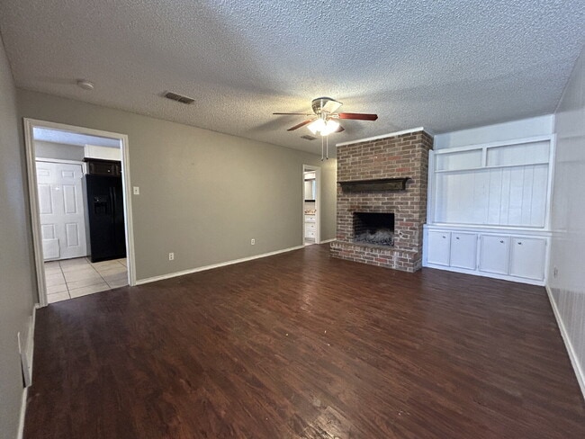 Building Photo - Duplex Located Minutes From Shopping, Entertainment & Restaurants!