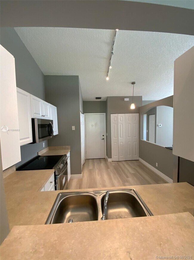 Building Photo - 15439 Watershore Ln