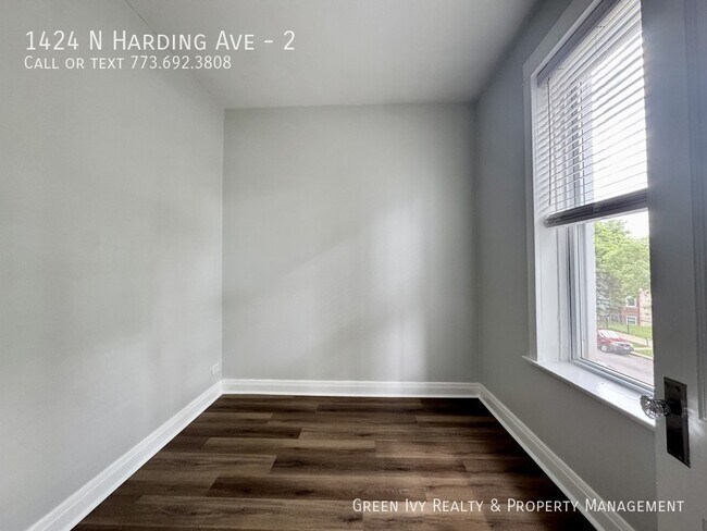 Foto del edificio - 1424 N Harding Ave