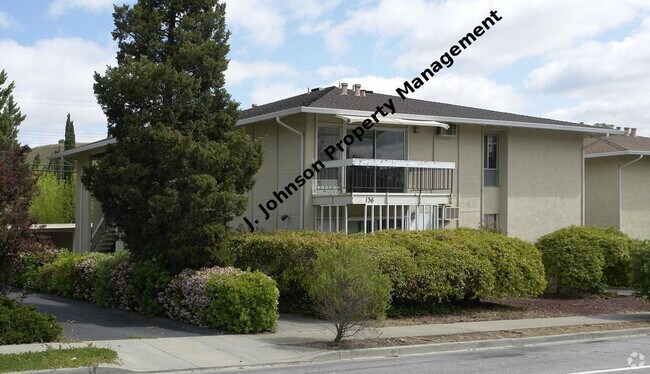 Foto del edificio - 2 bedroom 1 bth upper unit