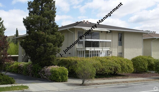 Photo - 2 bedroom 1 bth upper unit Apartment