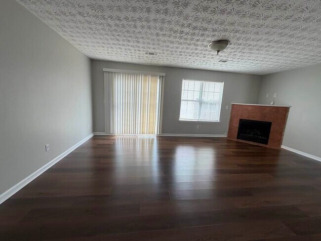 Sala de estar - 631 Georgetown Ct