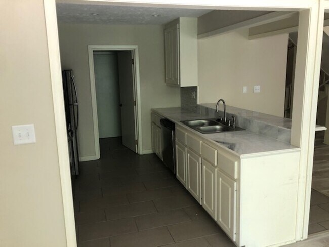 Foto del edificio - 554 Woodland Hills Pl