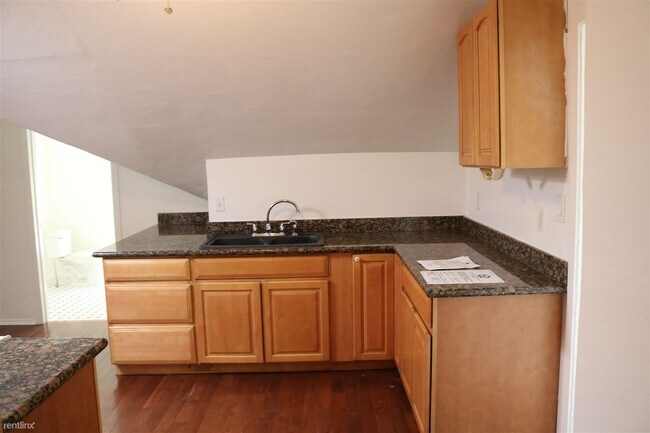 Foto del edificio - 3 br, 1 bath Triplex - 512 E St Unit B