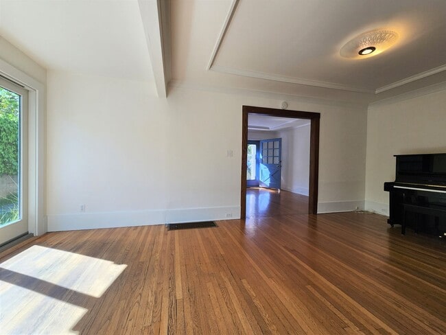 Building Photo - Charming Single Family Home in Downtown Palo Alto Available Now!