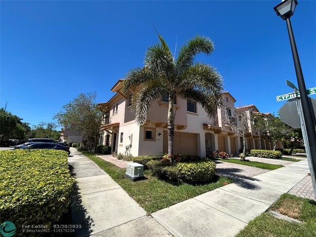 Foto del edificio - 6101 Grand Cypress Cir W