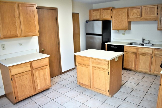 Building Photo - 1640 Hilton Head Dr