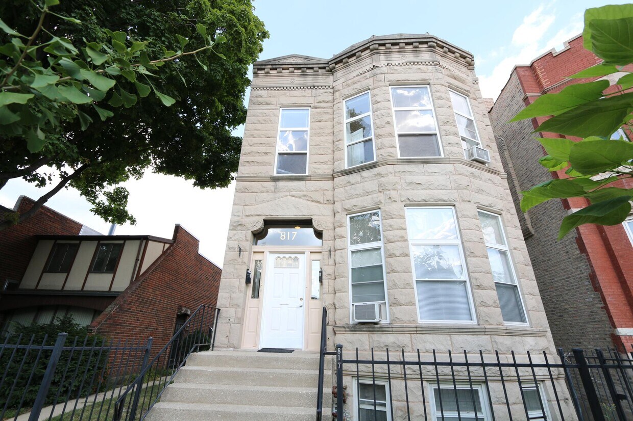 Primary Photo - 817 S Laflin St