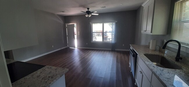 Building Photo - 407 E Academy Ave