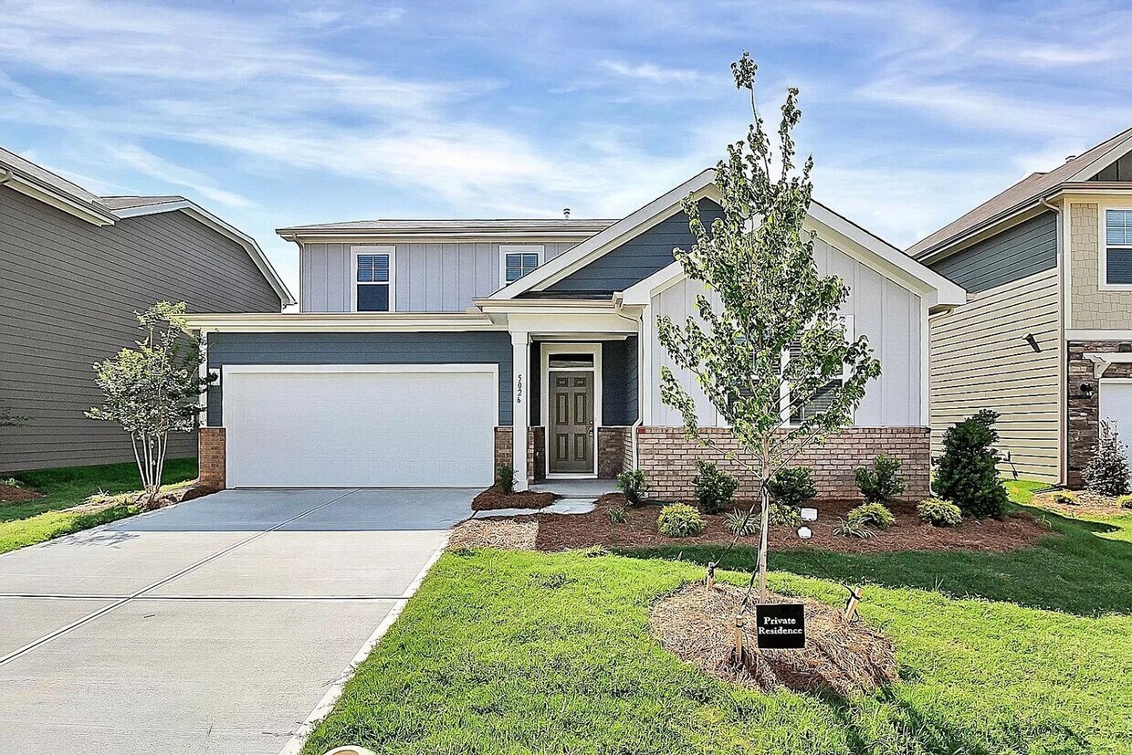 Home with 4 bedrooms, 3 full baths Fence in Yard - Home with 4 bedrooms, 3 full baths Fence in Yard