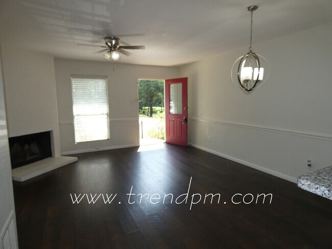 Building Photo - 121 Surrey Lane, Euless TX 76039
