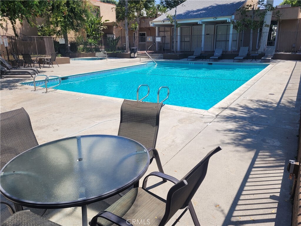Primary Photo - 10331 Lindley Ave