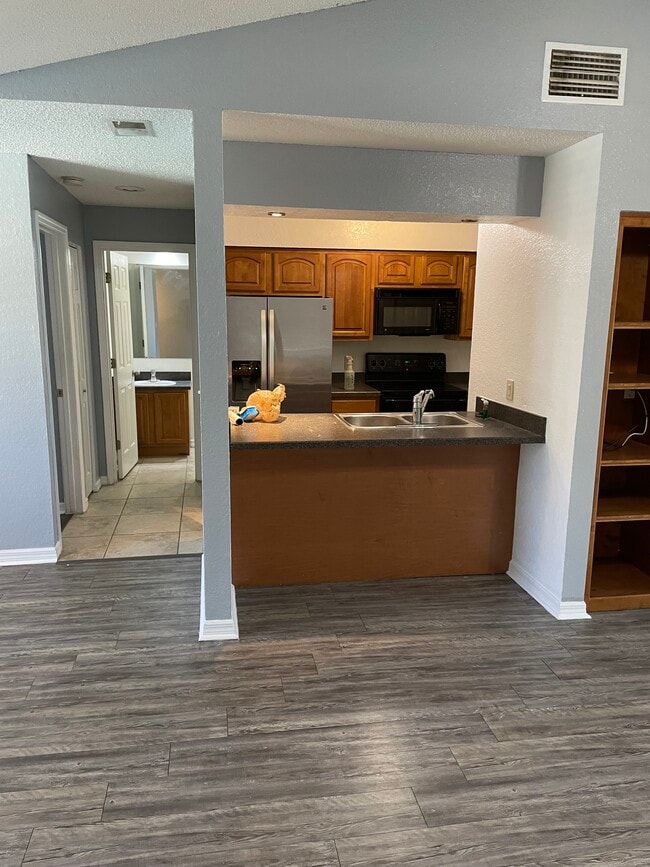 Building Photo - 536 Sun Valley Vlg