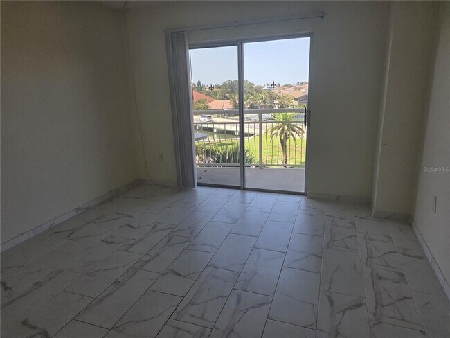 Foto del edificio - 4900 Brittany Dr S